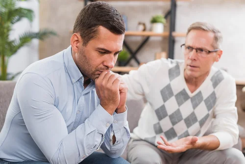 мужчина на консультации у семейного психолога