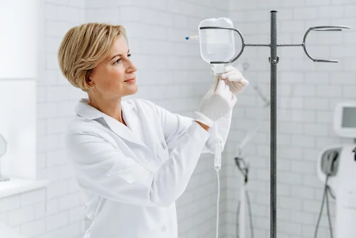 врач устанавливает капельницу милдроната