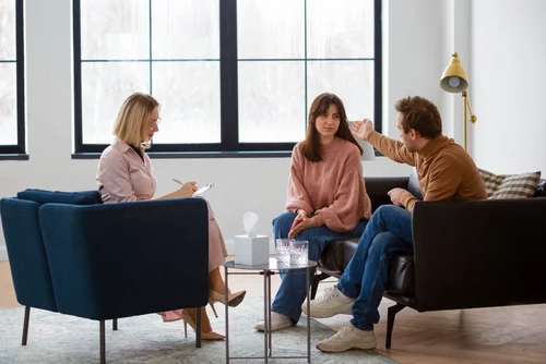 мужчина и женщина на приеме у семейного психолога